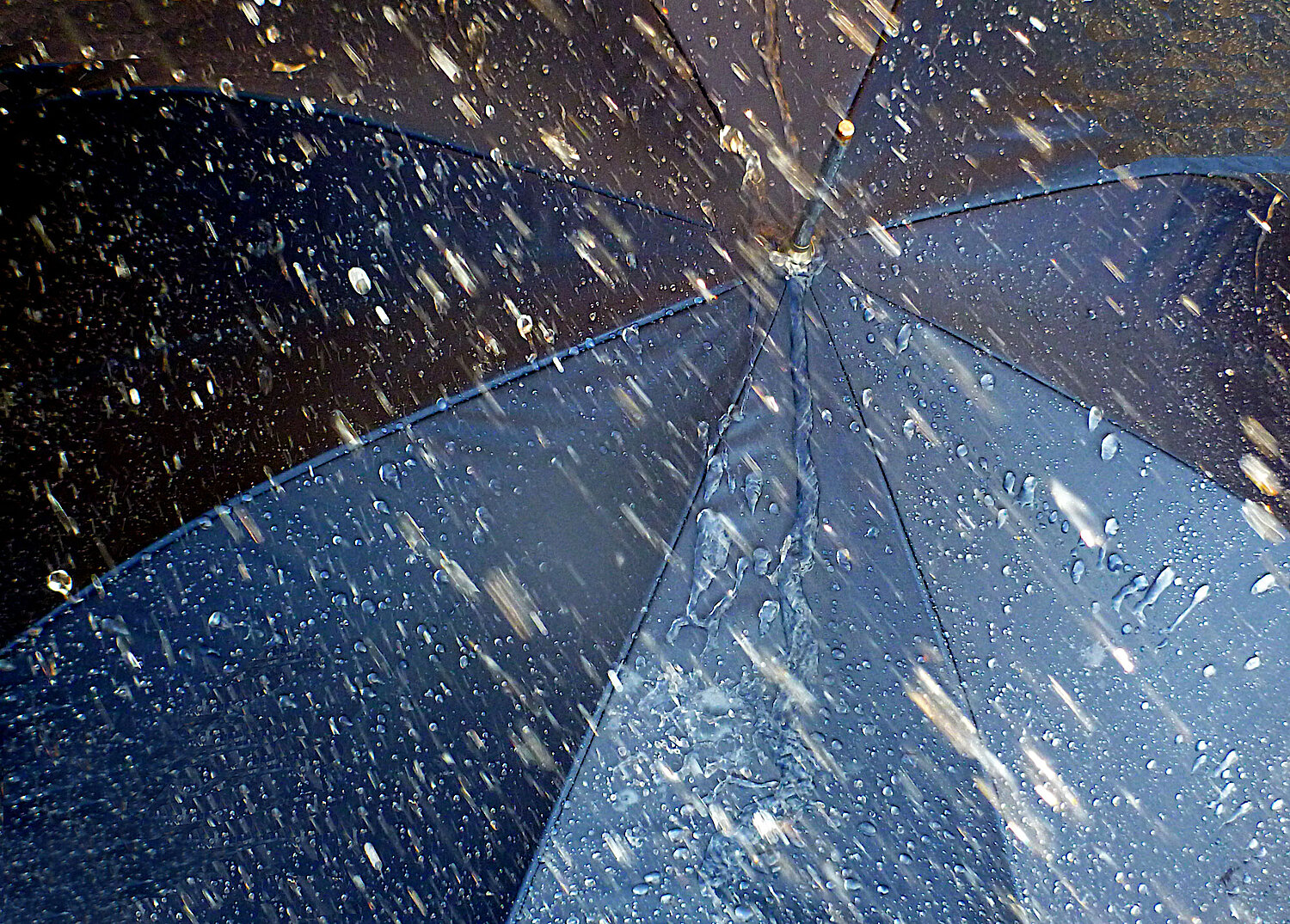 Foto Regenschirm im Regen