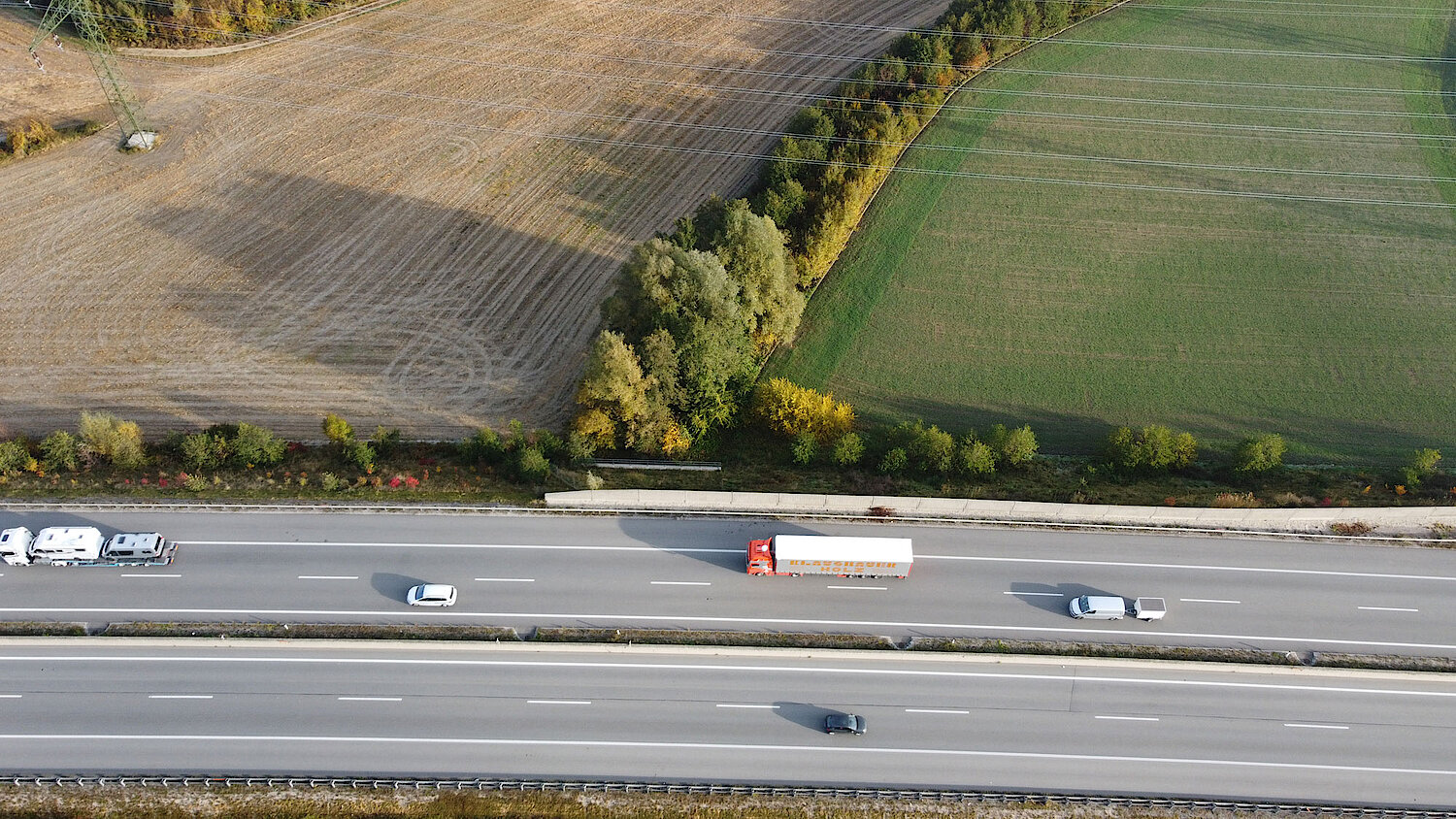 Luftbild von Autobahn und Feldern