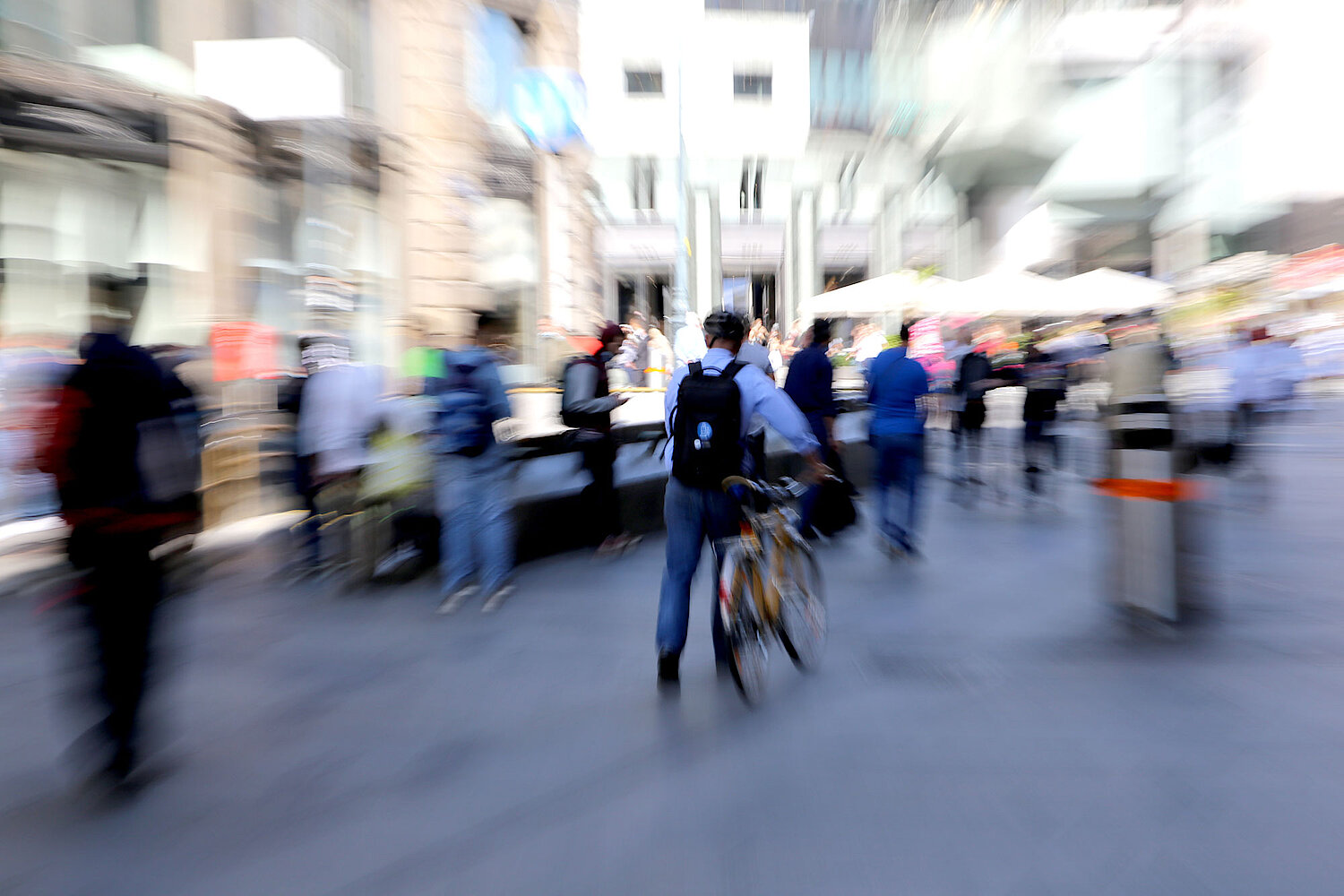 Foto Menschen und Mensch mit Fahrrad in Fussgängerzone