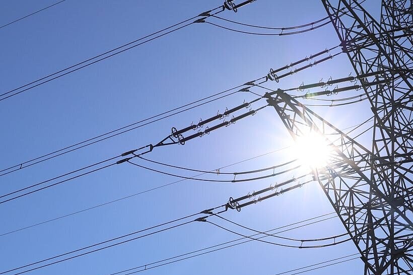 Strommast im Sonnenschein