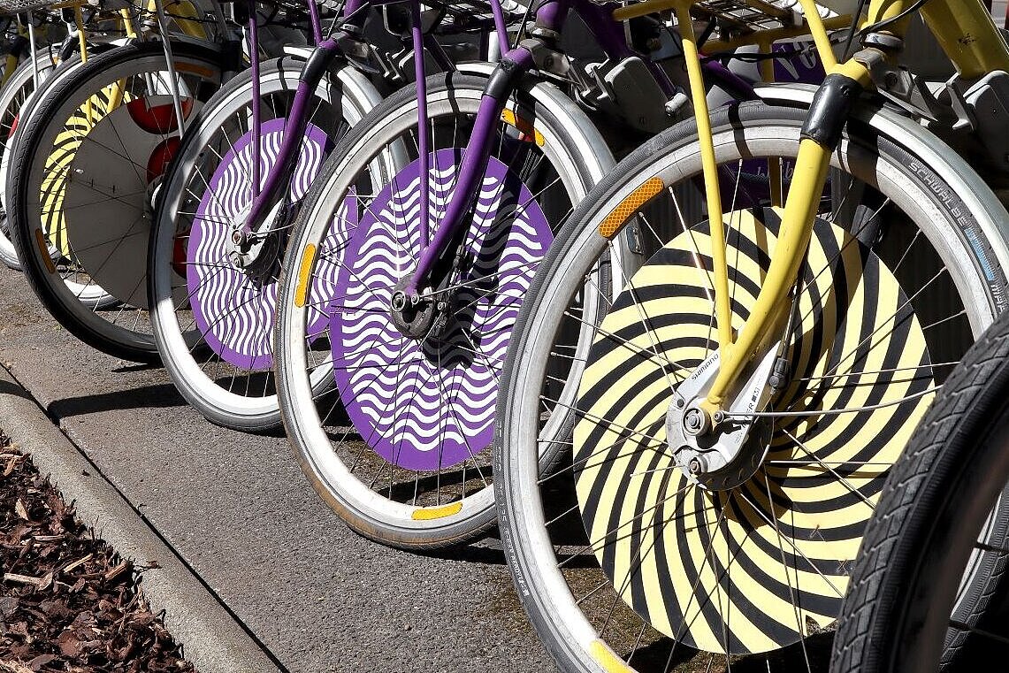Ausschnitt von Fahrräder in den Farben gelb und lila.