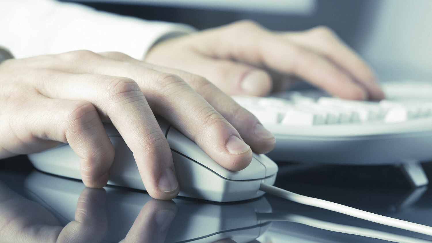 Foto Hand auf einer Computermaus