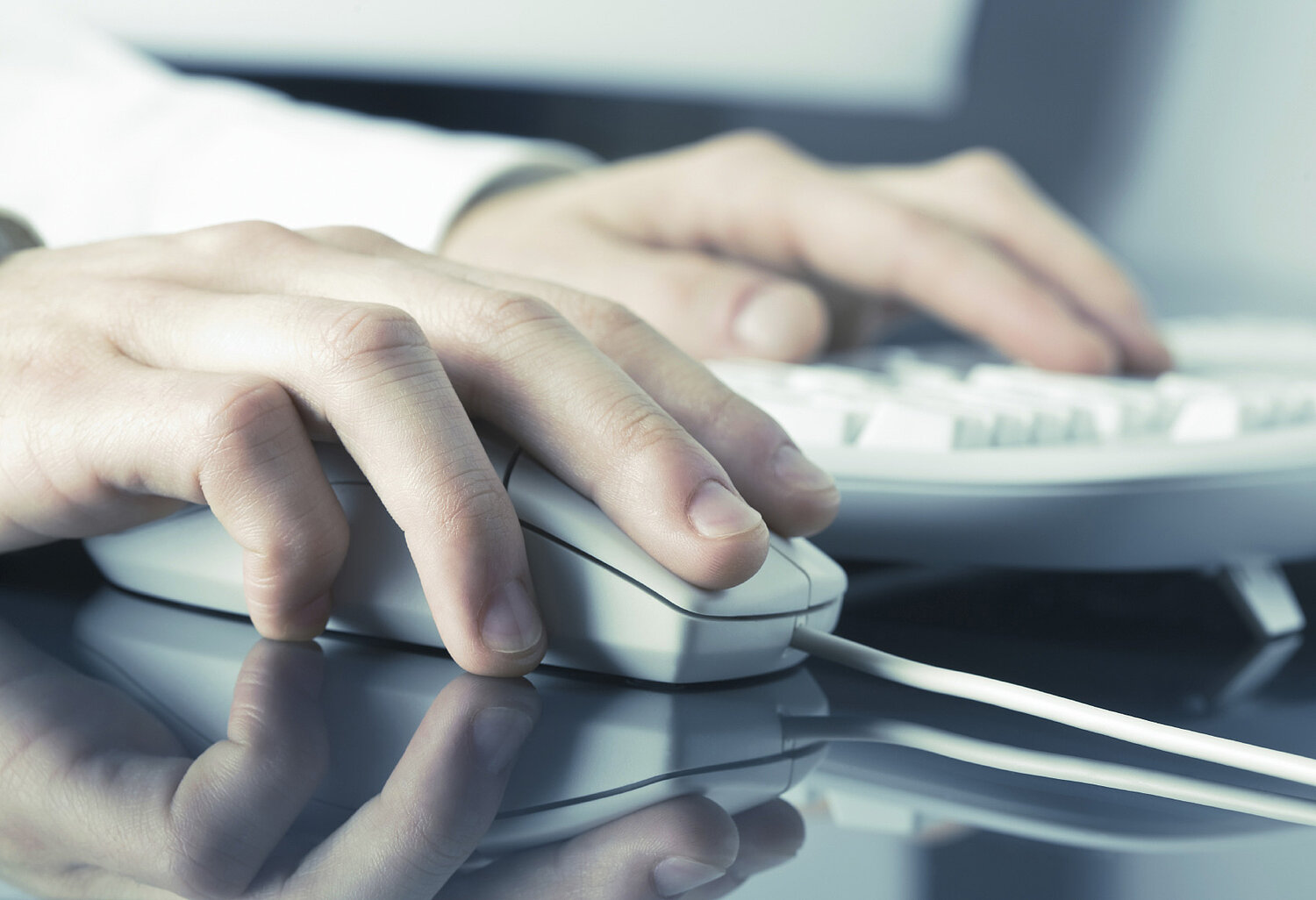 Foto Hand auf einer Computermaus