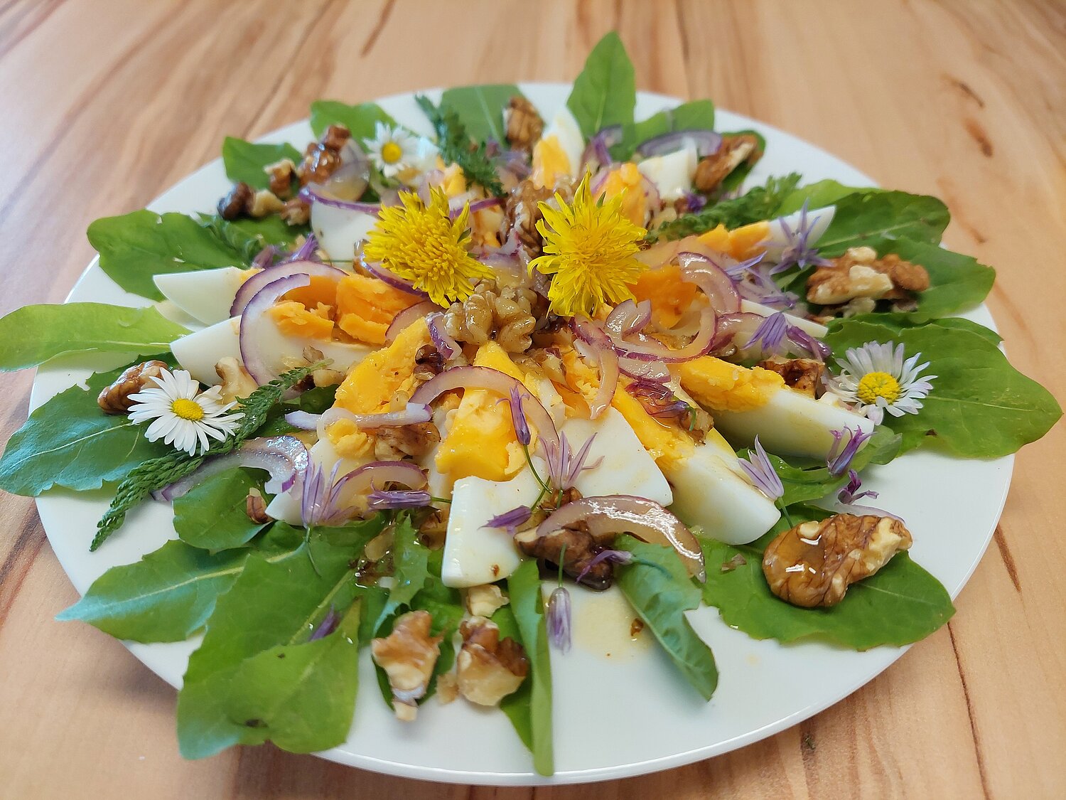 Löwenzahnsalat mit Eispalten auf einem Teller.