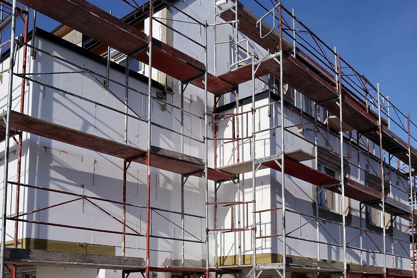 Haus bekommt Wärmedämmung