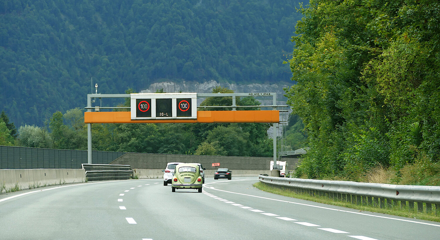 Foto Geschwindigkeitsbeschränkung 100 km/h 