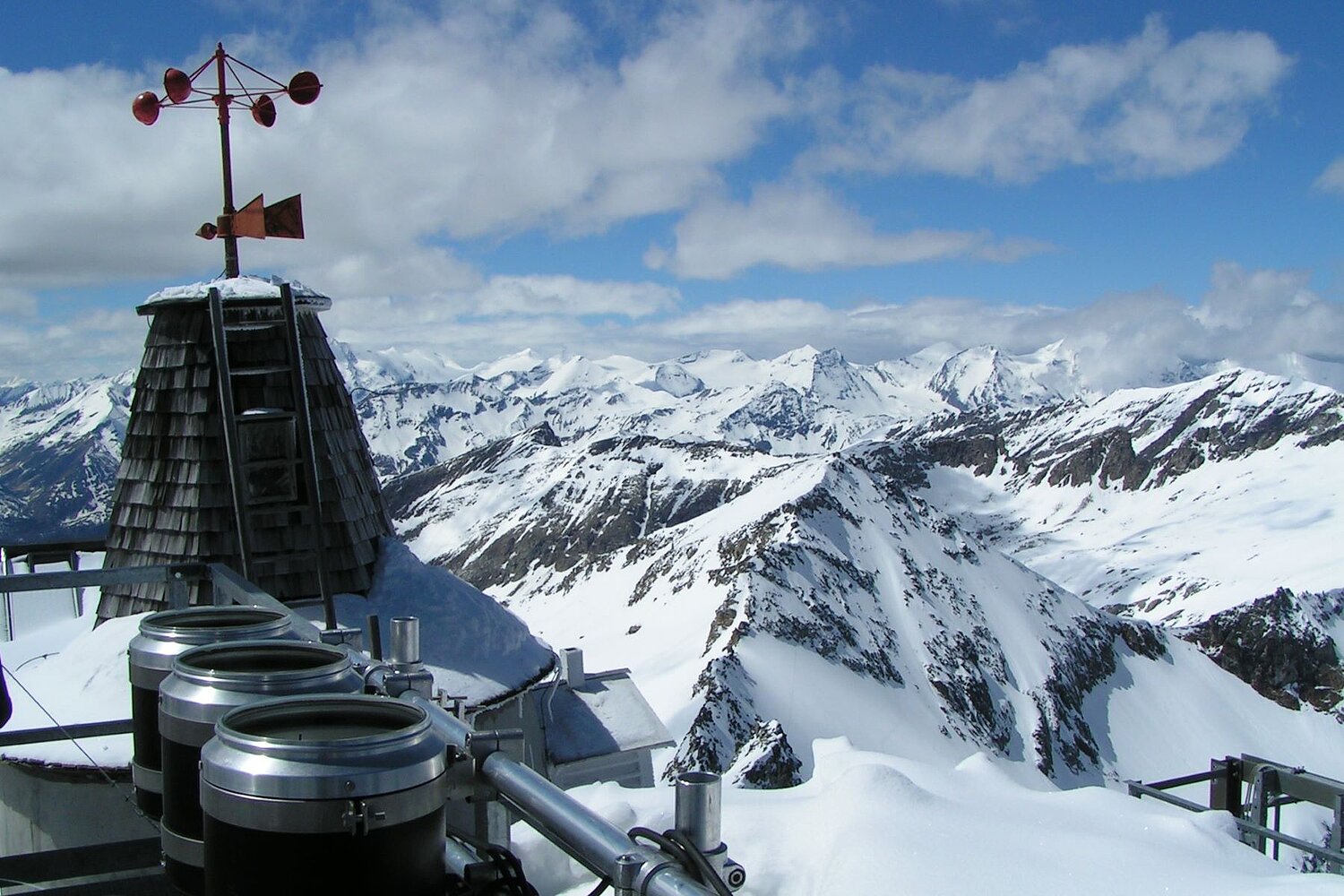 Weiße Berge mit Messstation am Sonnblick in den Alpen