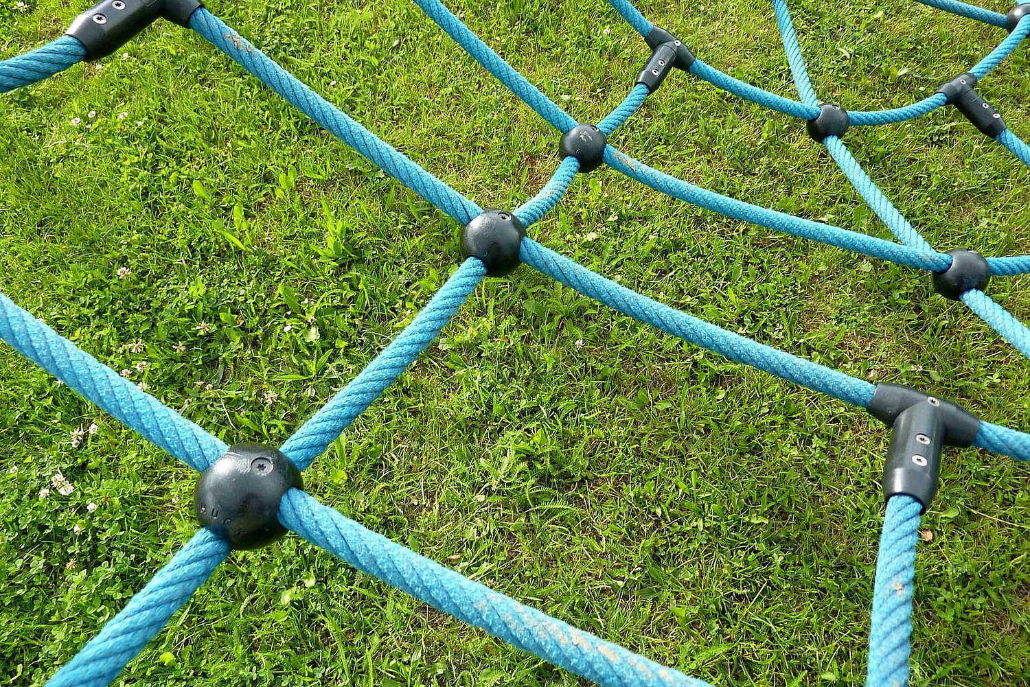 Kletternetz im Rasen