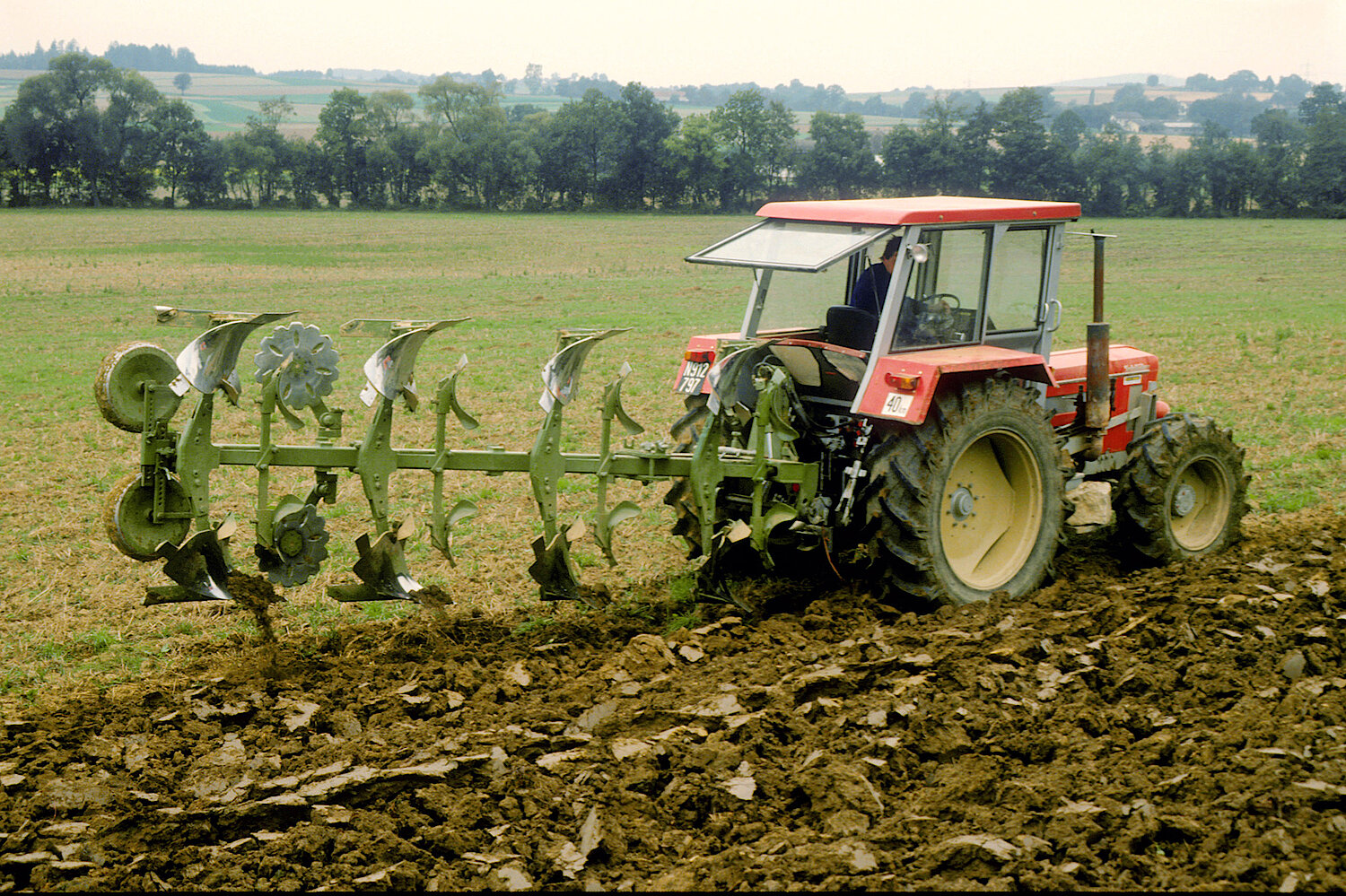 Foto Traktor beim Pflügen