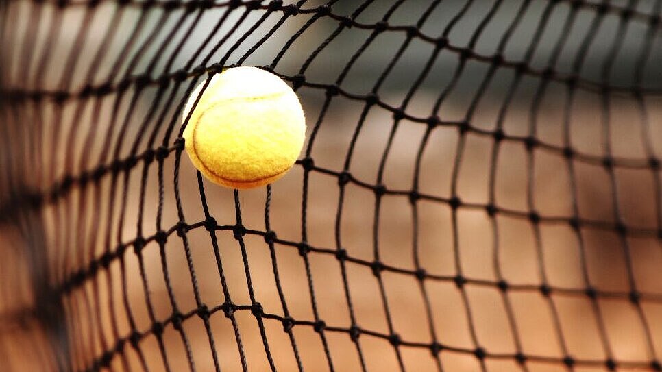 Foto Tennisball im Netz
