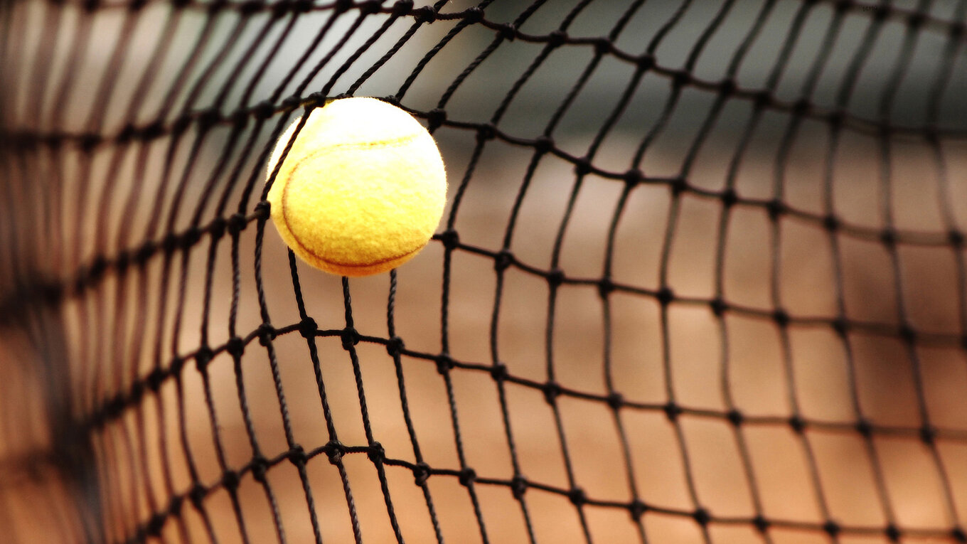 Foto Tennisball im Netz