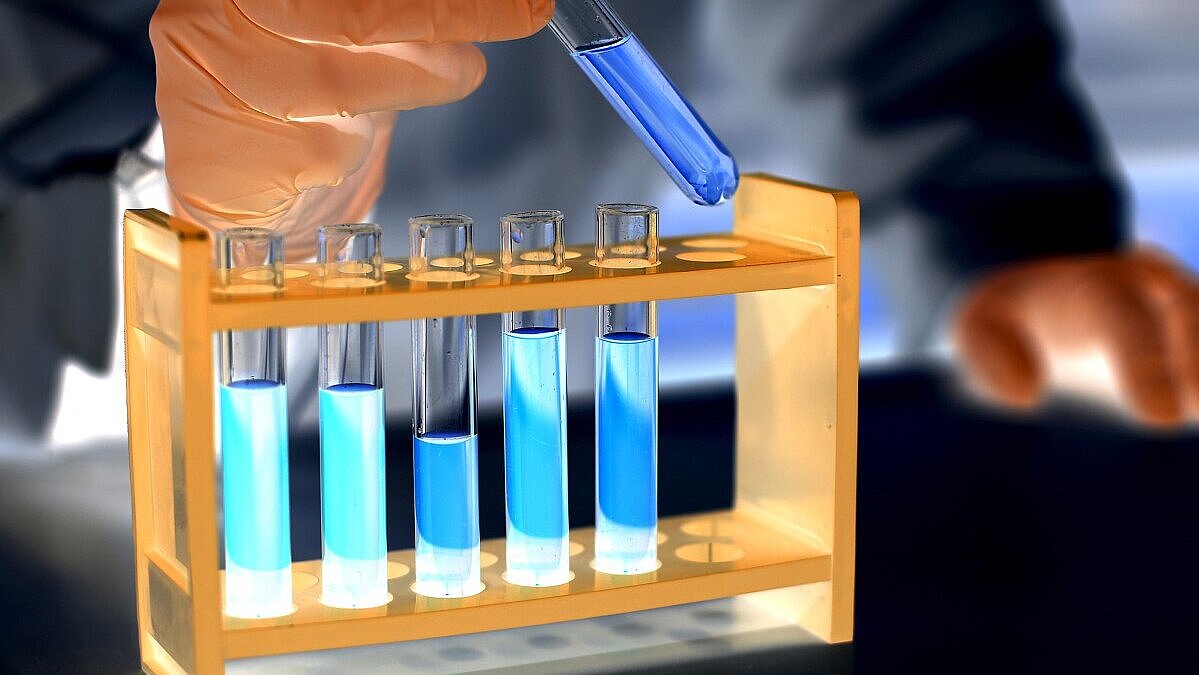 Reagenzgläser mit blauer Flüssigkeit