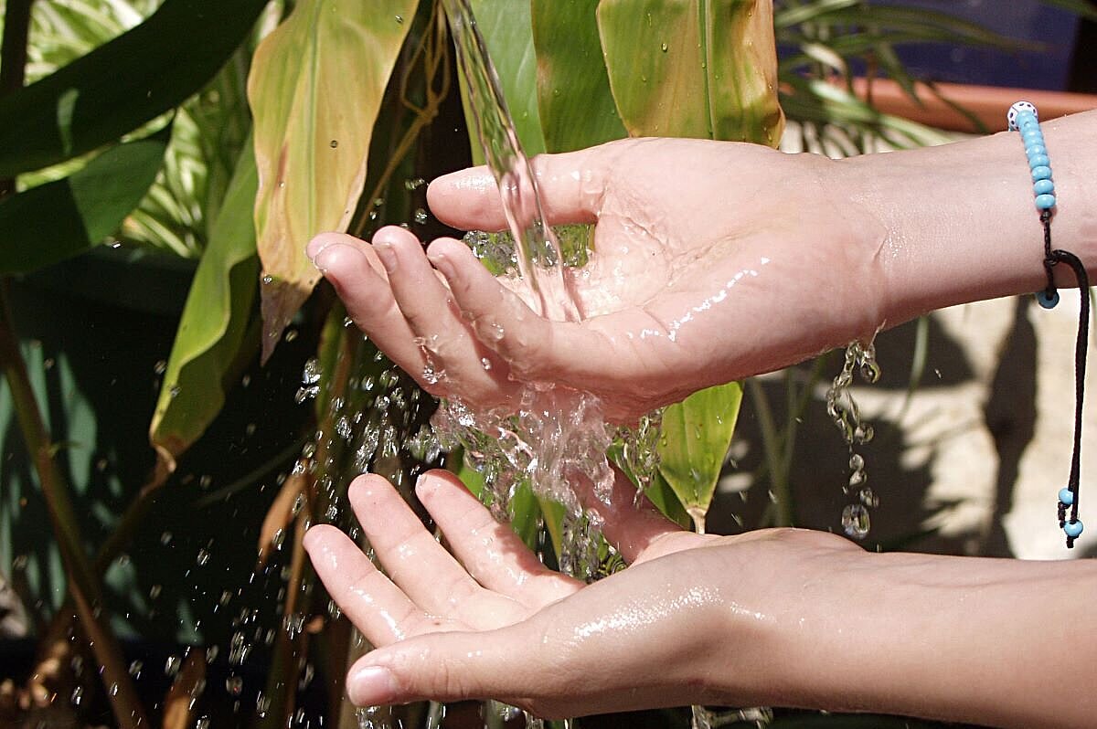 Foto Hände unter Wasserstrahl