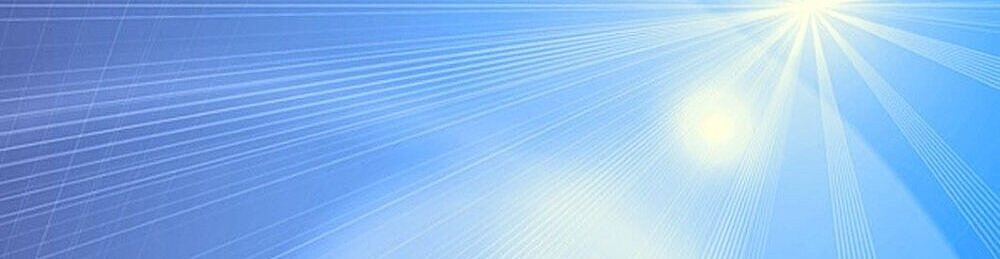 Blauer Himmel mit Sonnenstrahlen