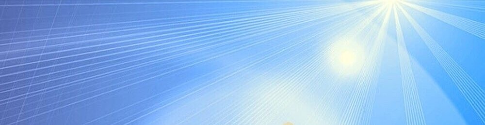 Blauer Himmel mit Sonnenstrahlen