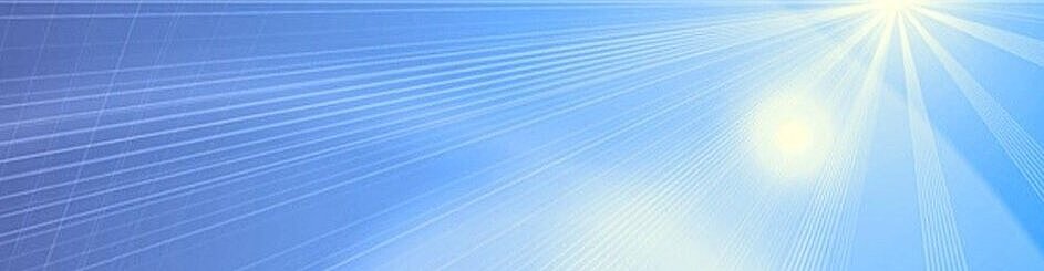 Blauer Himmel mit Sonnenstrahlen