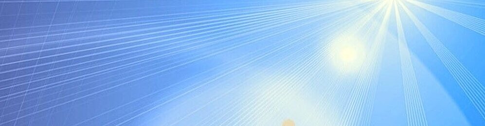 Blauer Himmel mit Sonnenstrahlen