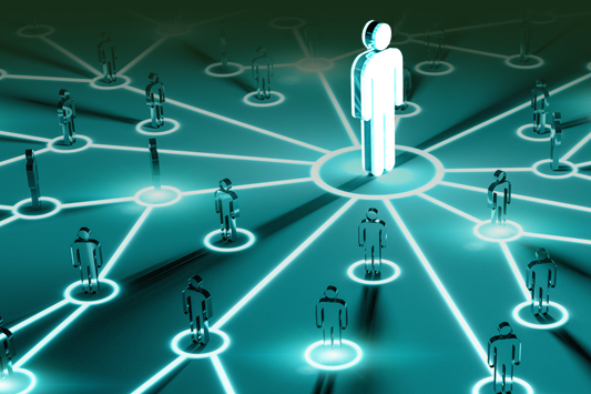 Schemenhafte Person steht auf einem digitalen, neon Netzwerk.