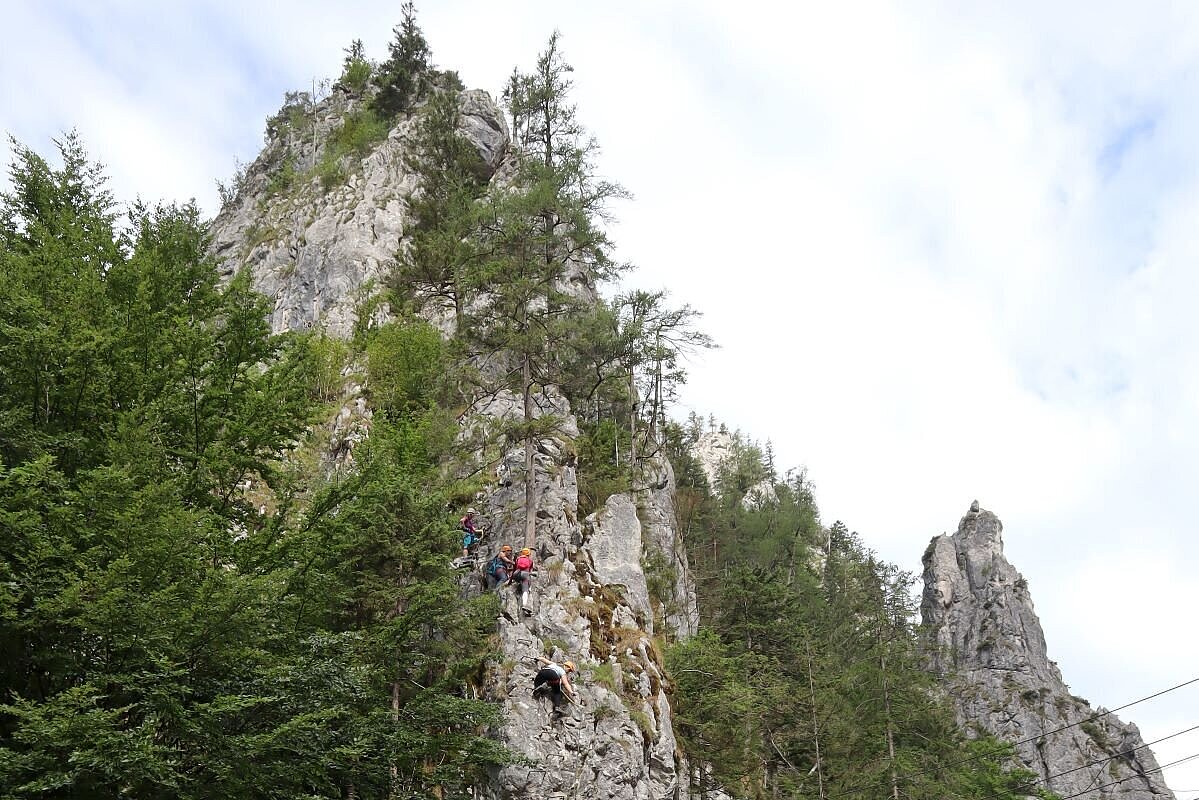 Bergsteiger erklimmen den Gipfel eines Berges.