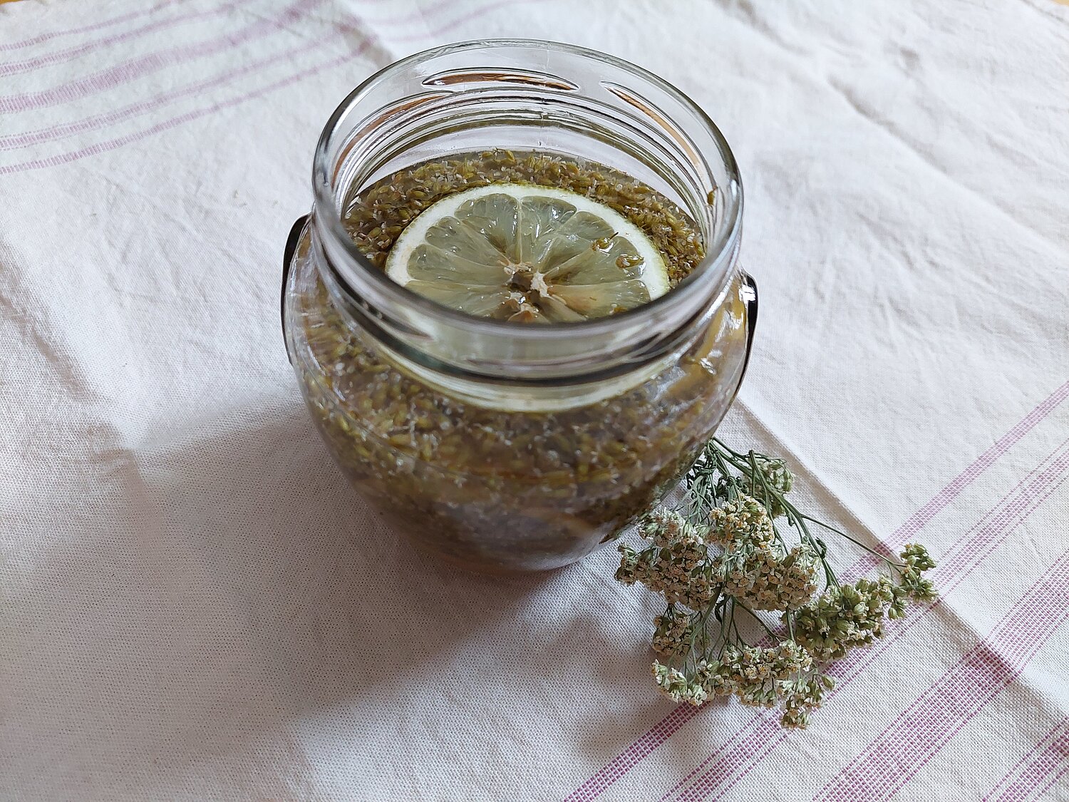 Schafgarbensirup in einem Glas.