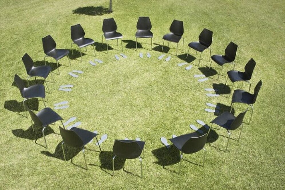 Sesselkreis in einer Wiese