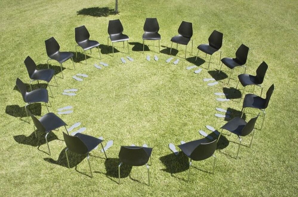 Sesselkreis in einer Wiese