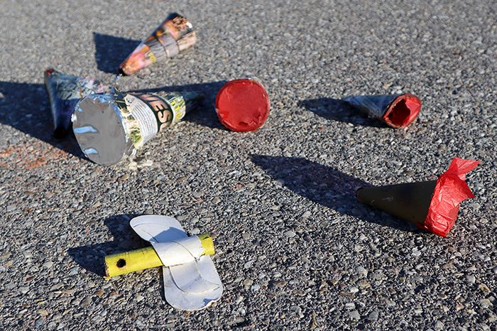 Reste von Feuerwerkskörpern liegen auf der Strasse