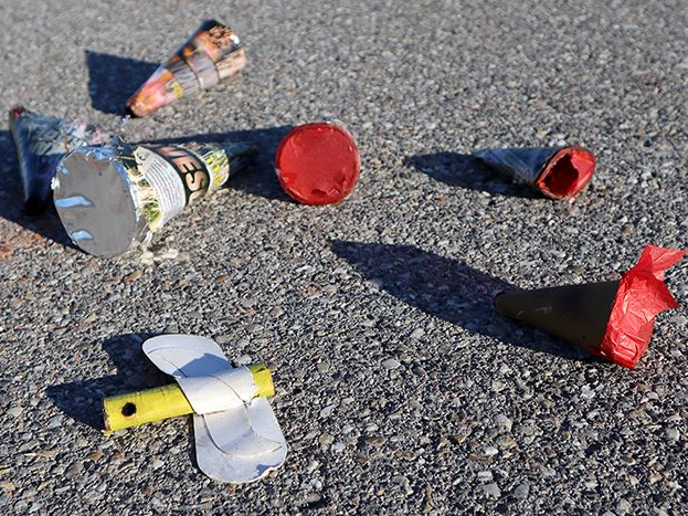 Reste von Feuerwerkskörpern liegen auf der Strasse