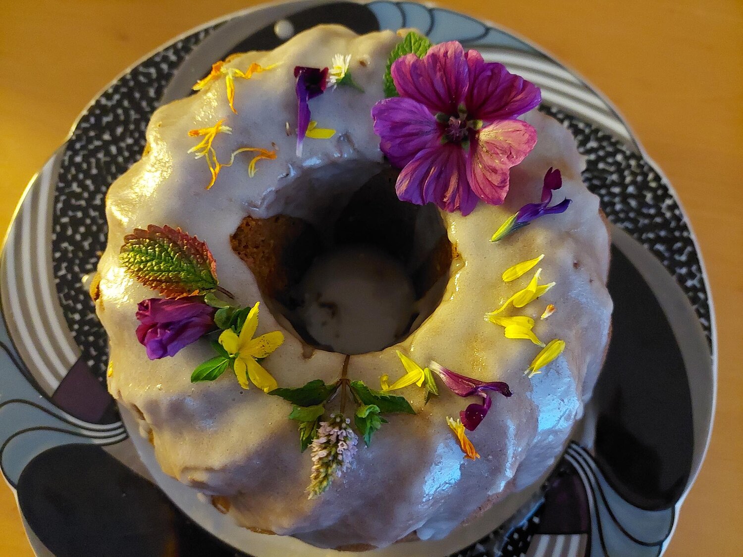 Mit Blüten geschmückter Brennnessl-Gugelhupf, von oben fotografiert.