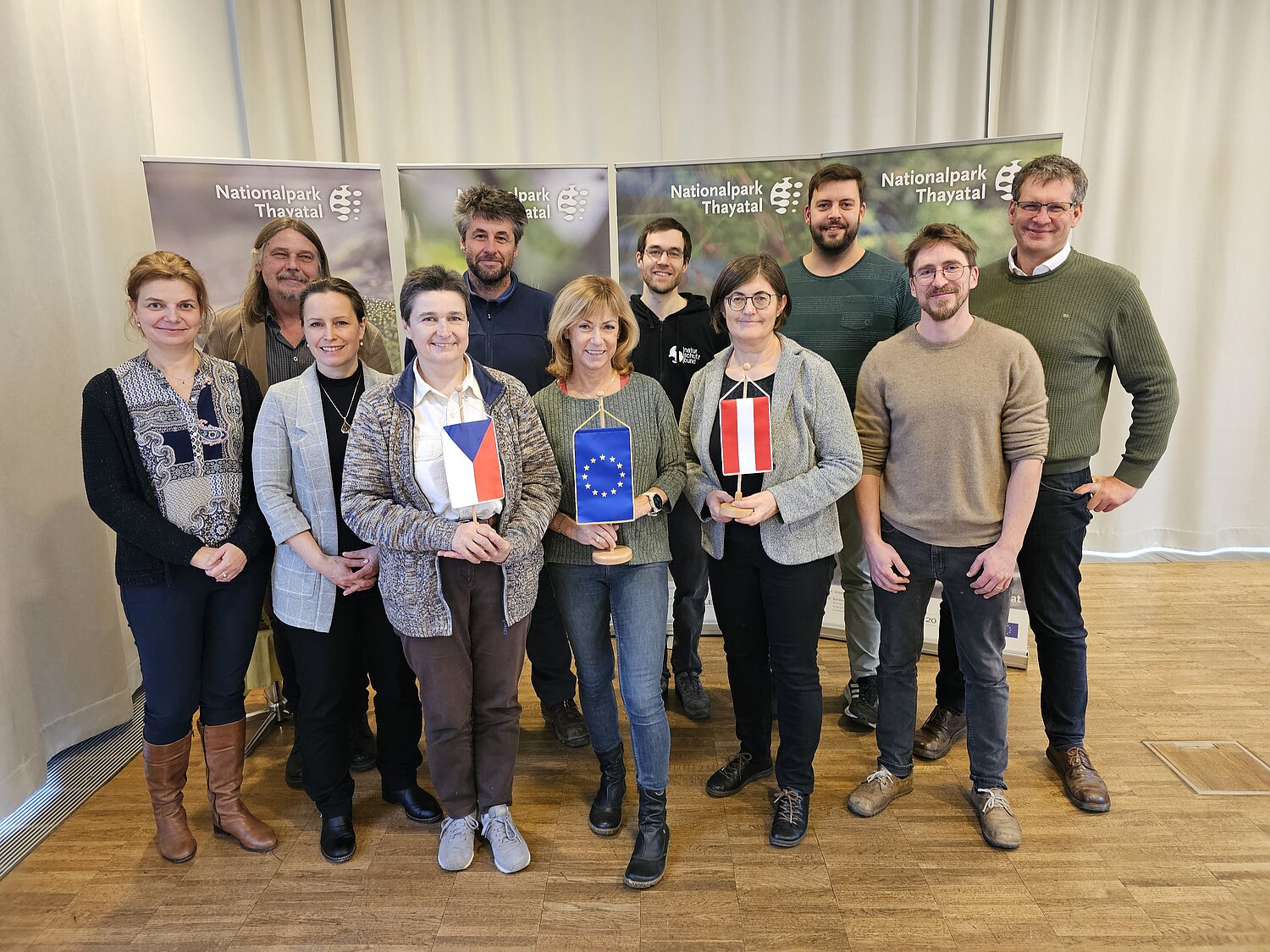 Das Projektteam (v.l.n.r.): Hana Matějková (NP Podyjí), Pavel Unar (VUK), Hana Cvachová (ČSOP), Lenka Reiterová Reiterova (NP Podyjí), Václav Křivan (ČSOP), Lenka Brabcová (Dolmetsch), Andreas Prenner (NB NÖ), Margit Gross (NB NÖ), Stefan Fuchs (UBA), Julian Haider & Christian Übl (NP Thayatal) Gruppenfoto vom Partnermeeting im Dezember 2024 in Hardegg.