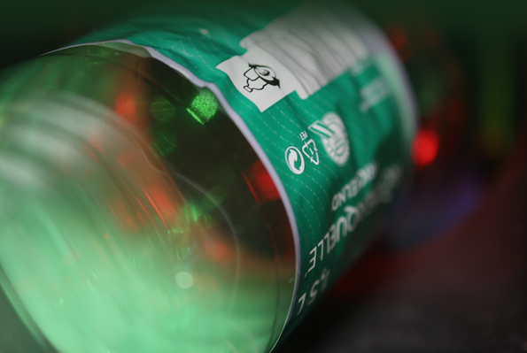 Grüne liegende Mehrwegflasche.