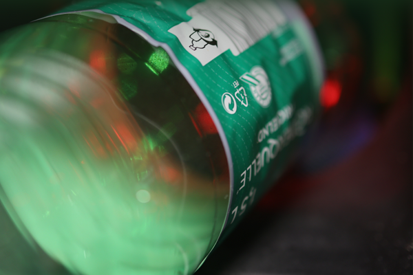 Grüne liegende Mehrwegflasche.