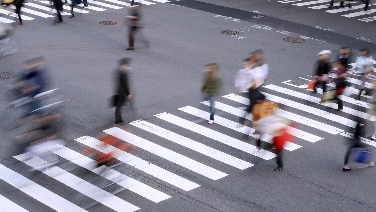 Fußgeher am Zebrastreifen