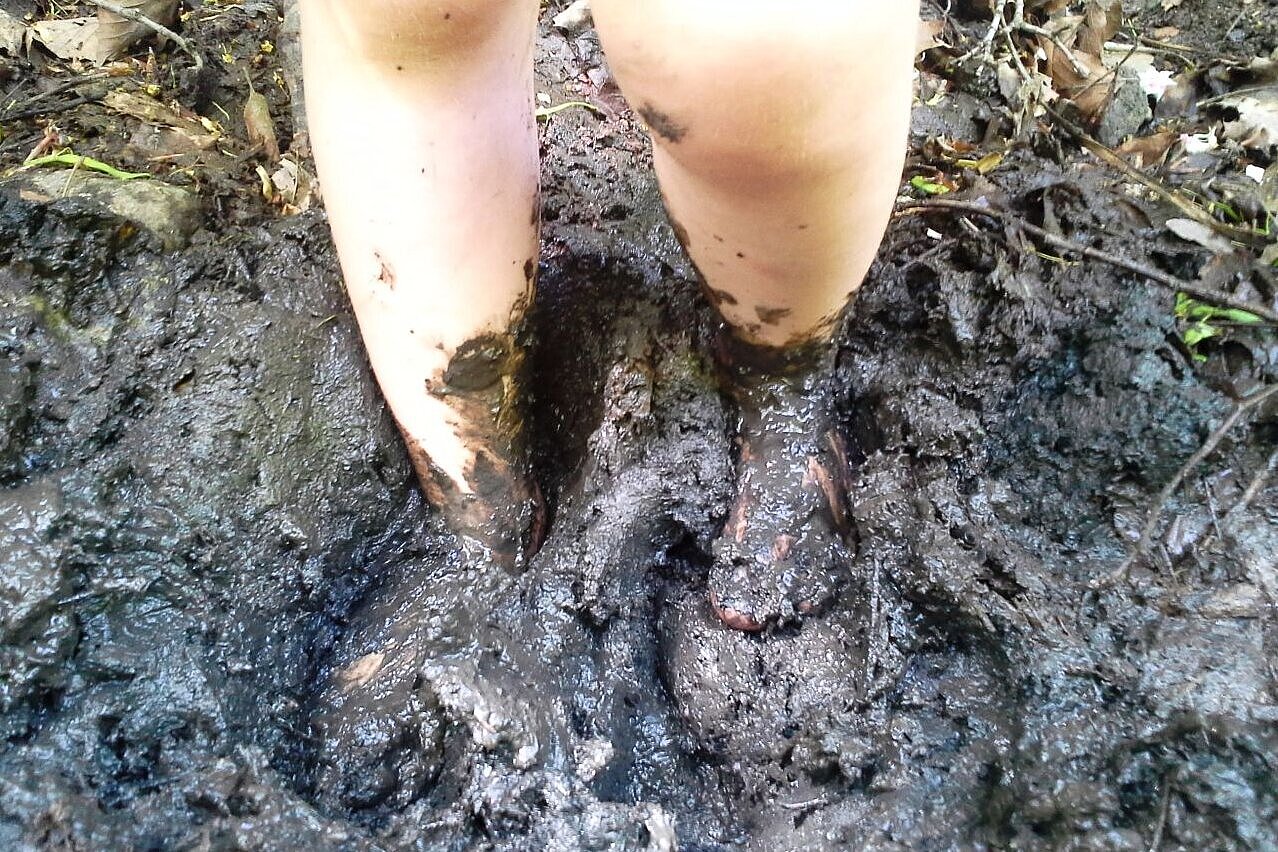 Kinderfüße im Gatsch