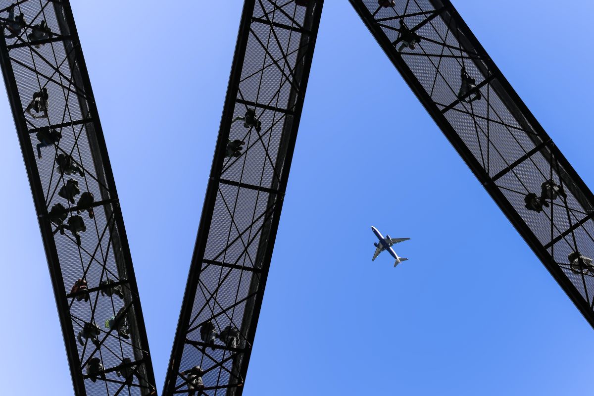 Flugzeug am strahlend blauen Himmel