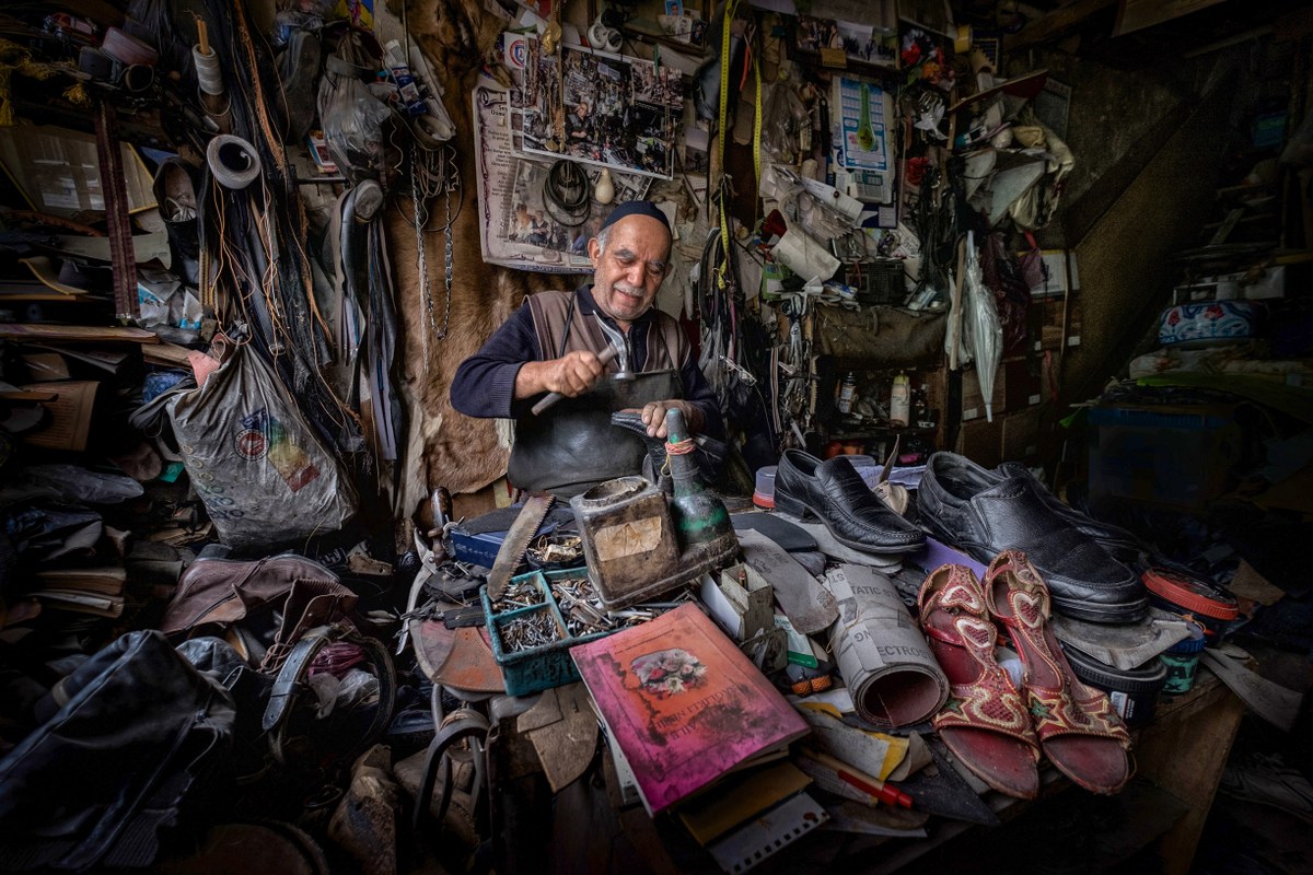 Photo Shoemaker who repairs old shoes