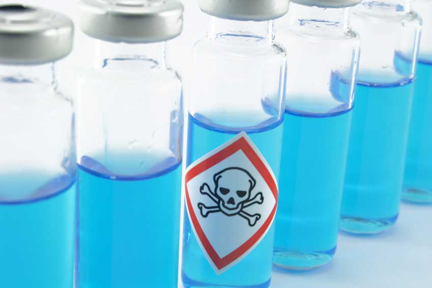 Foto Analyseflaschen und Giftsymbol