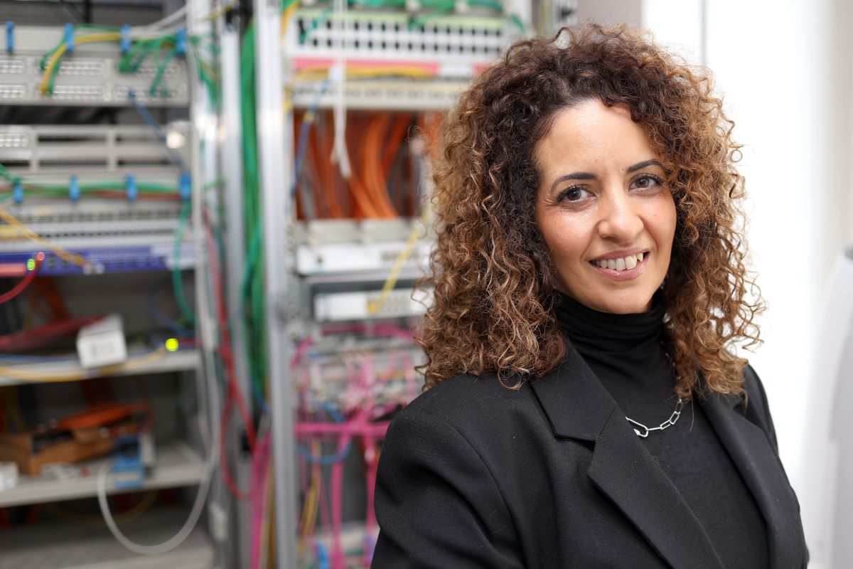 Portraitfotographie einer Frau vor einem Server.