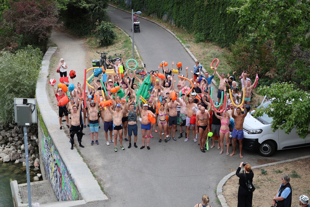 Schwimmer:innen am Donaukanal