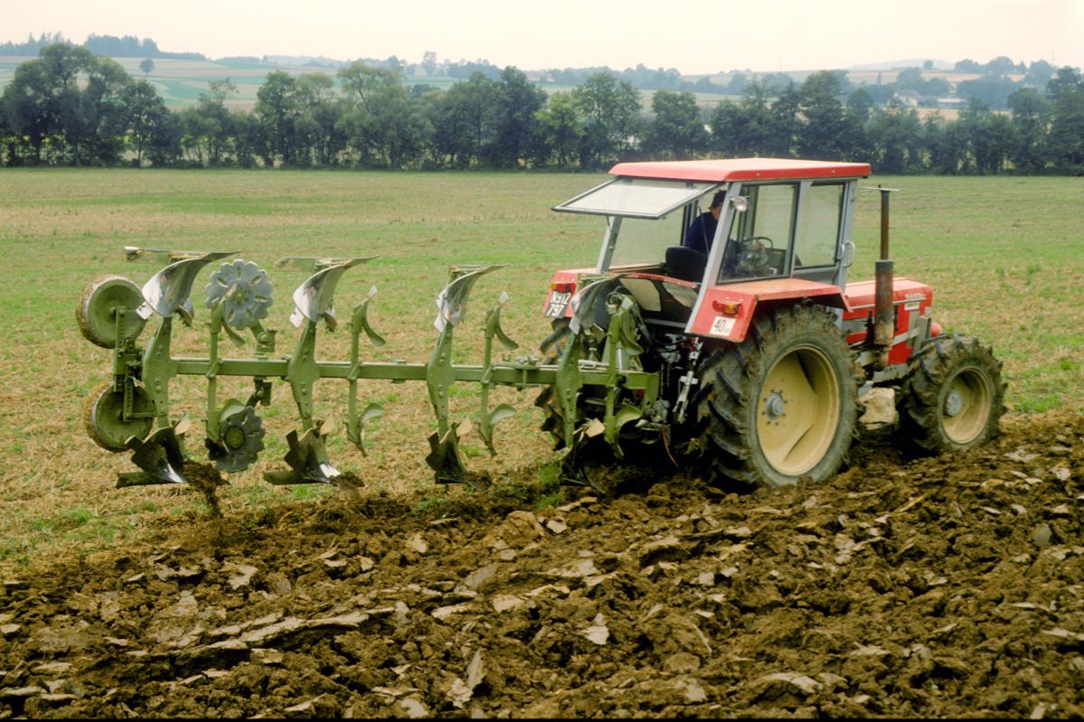Foto Traktor beim Pflügen