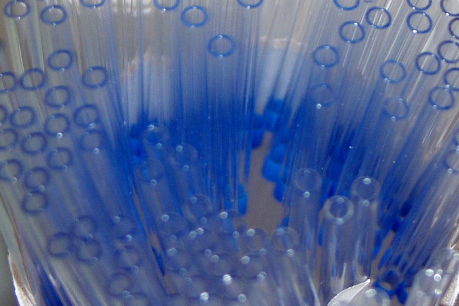 blaue Glasstrohhalme