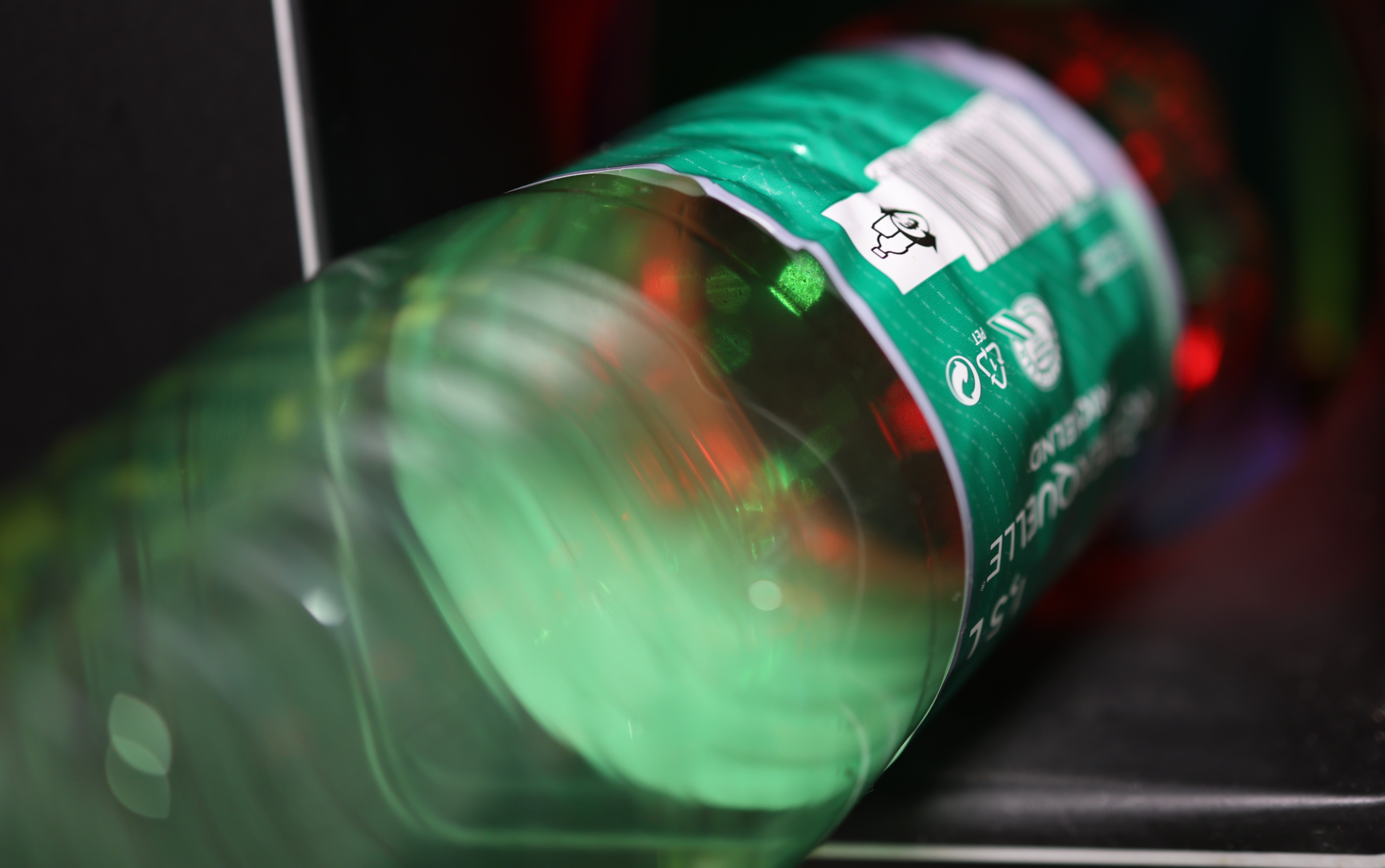 Grüne Flasche in Recycling Rückgabe-Automat.