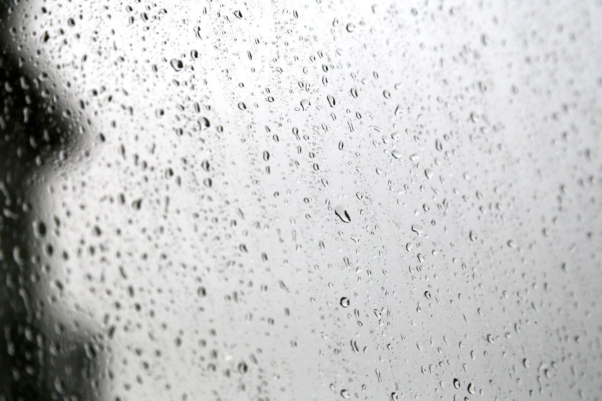 Wassertropfen auf gruaer Oberfläche
