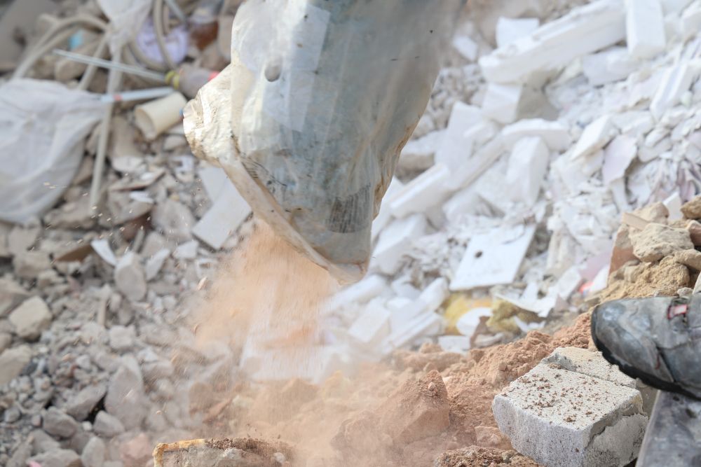 Bauschutt in Staubwolke.