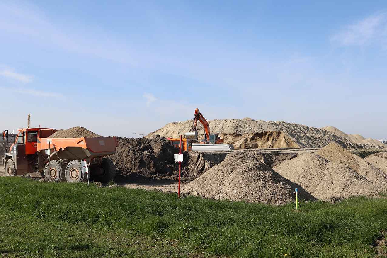Bagger auf Deponie