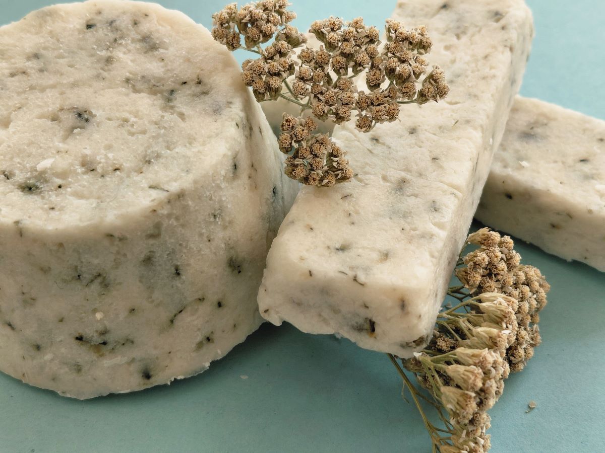 Seifen aus Schafgarbe in unterschiedlichen Formen.