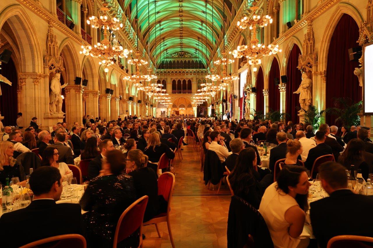 Gäste an Tischen sitzend im Festsaal des Wiener Rathauses