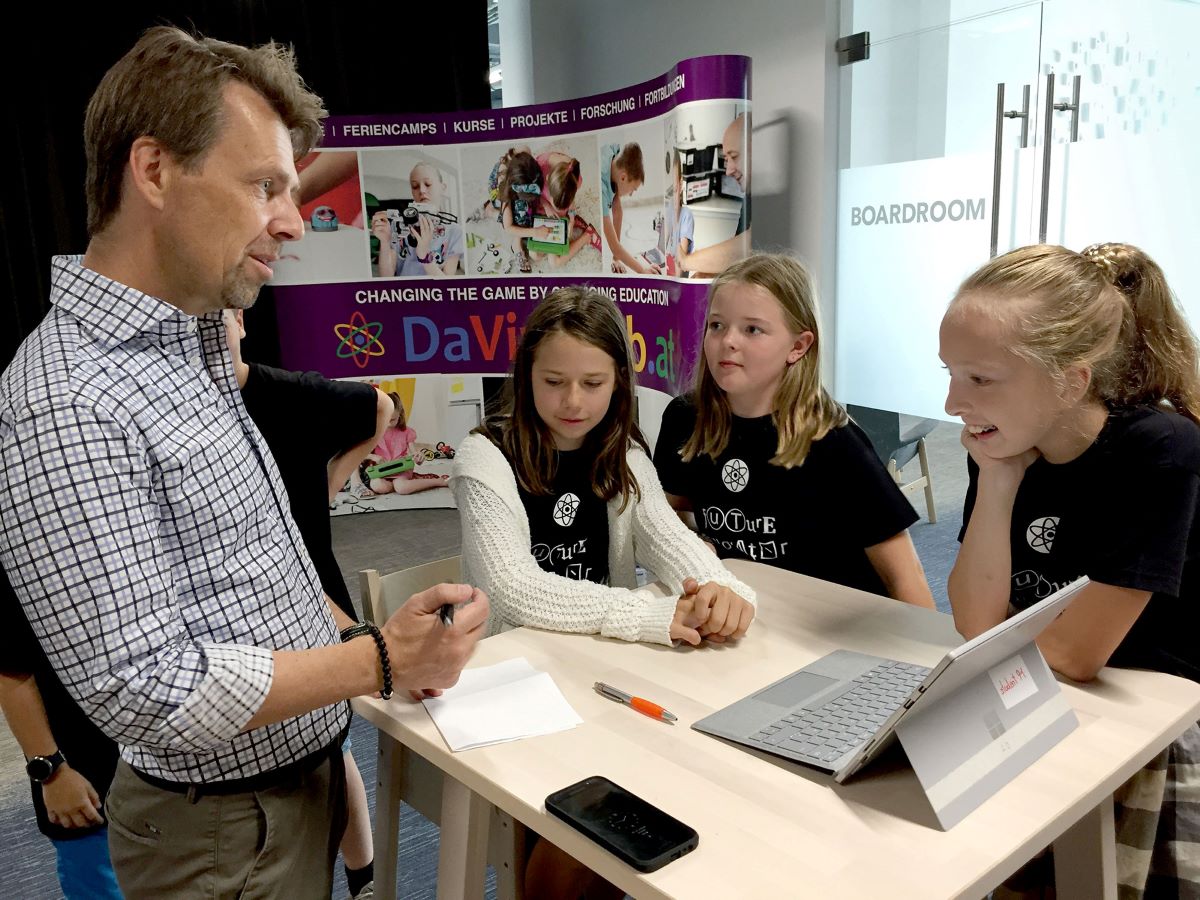 Foto Julia, Anna und Julia mit Friedrich Schmoll