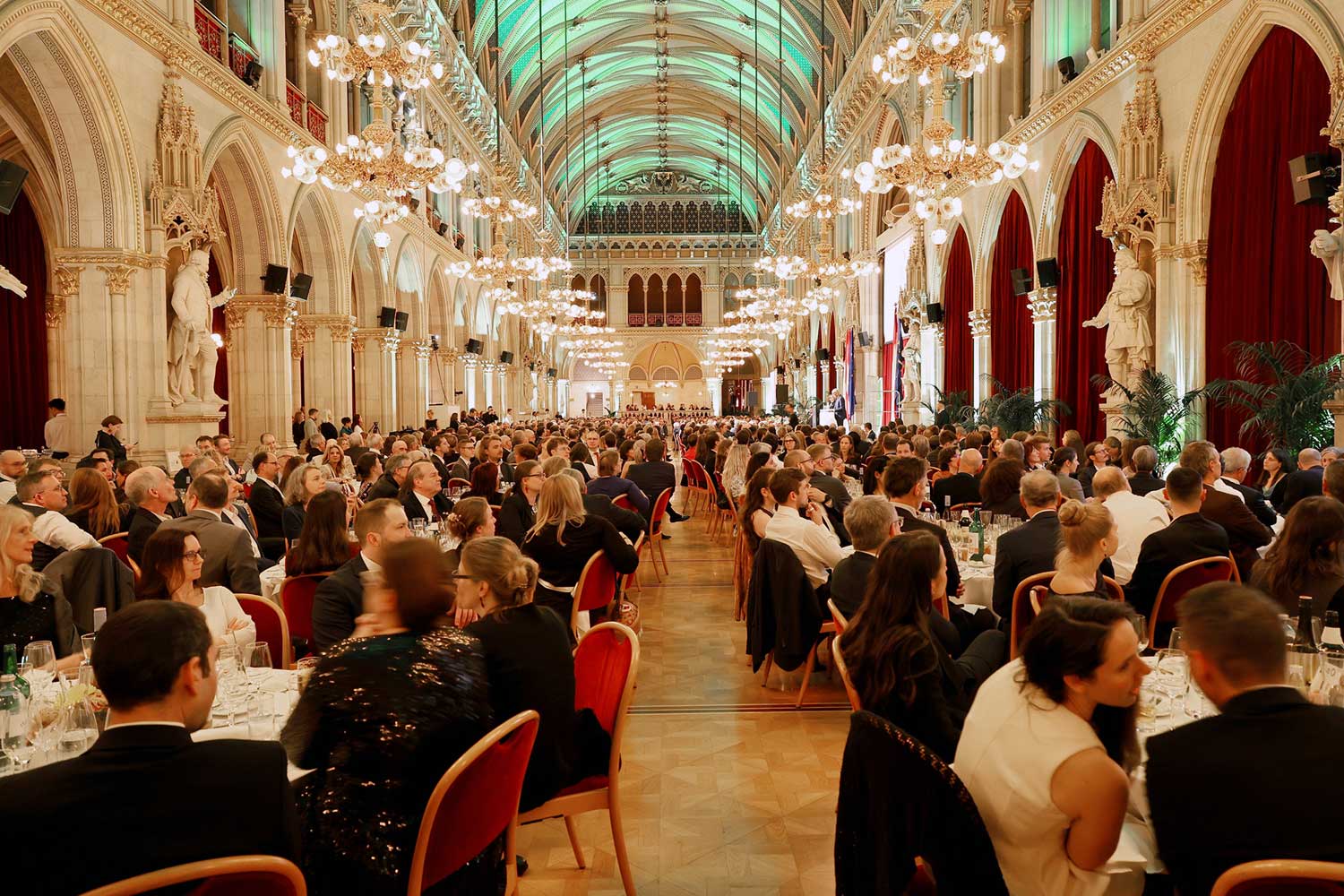 Gäste an Tischen sitzend im Festsaal des Wiener Rathauses