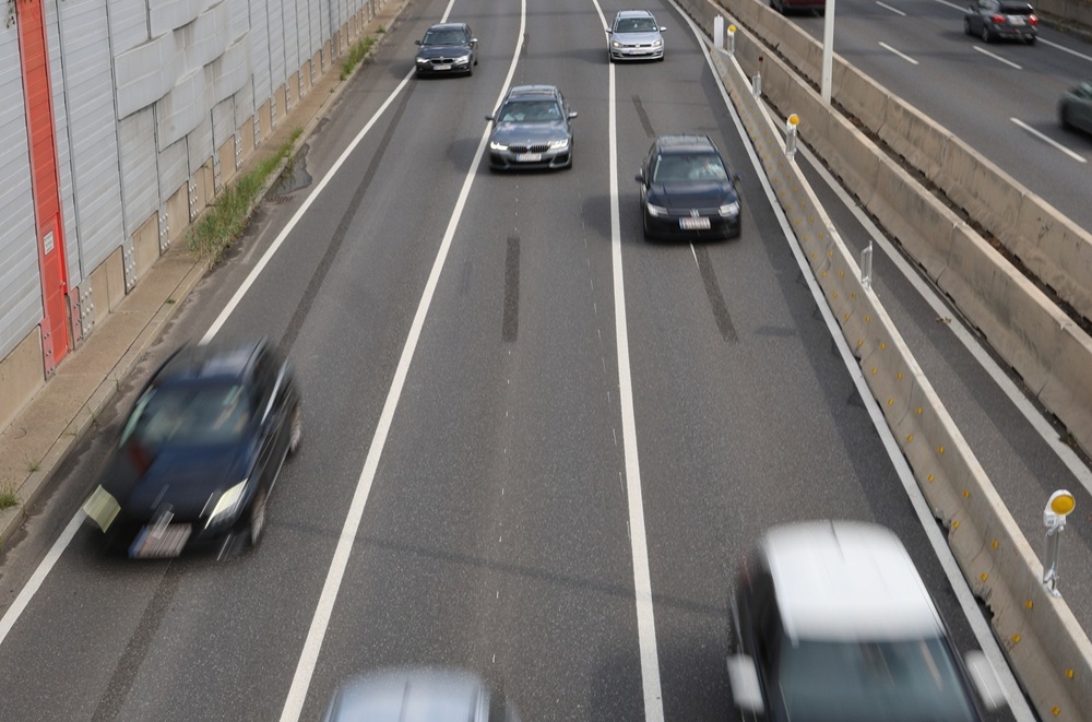 Fahrende Autos auf einer Autobahn.